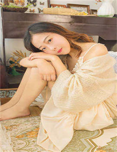 电车蓝衣女